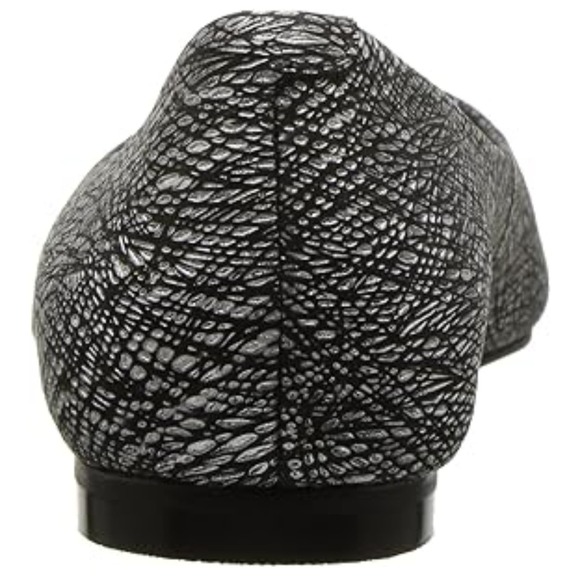 Trotters Women's Estee Ballet Flat, Black/Metallic, Size 6.5 Wide - Picture 2 of 5